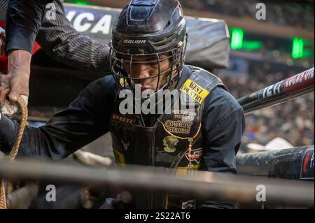 New York, Stati Uniti. 5 gennaio 2025. NEW YORK, NEW YORK - 5 GENNAIO: Sandro Batista si prepara a cavalcare Lansky sullo scivolo durante il terzo round del Professional Bull Riders 2025 scatenare la Bestia al Madison Square Garden il 5 gennaio 2025 a New York City. (Foto di Ron Adar/SOPA Images/Sipa USA) credito: SIPA USA/Alamy Live News Foto Stock