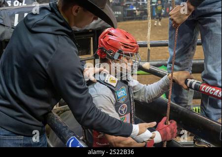 New York, Stati Uniti. 5 gennaio 2025. NEW YORK, NEW YORK - 5 GENNAIO: Elizmar Jeremias si prepara a cavalcare Windmill sullo scivolo durante il terzo round del Professional Bull Riders 2025 scatenare la Bestia al Madison Square Garden il 5 gennaio 2025 a New York City. Credito: SOPA Images Limited/Alamy Live News Foto Stock