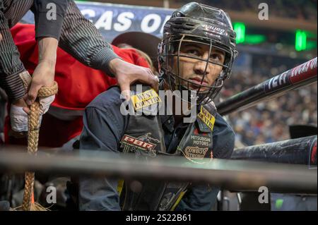 New York, Stati Uniti. 5 gennaio 2025. NEW YORK, NEW YORK - 5 GENNAIO: Sandro Batista si prepara a cavalcare Lansky sullo scivolo durante il terzo round del Professional Bull Riders 2025 scatenare la Bestia al Madison Square Garden il 5 gennaio 2025 a New York City. Credito: SOPA Images Limited/Alamy Live News Foto Stock