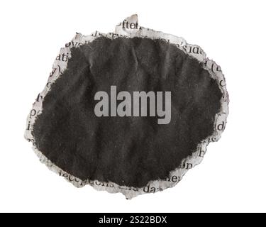 Carta da giornale nera circolare strappata su sfondo bianco con percorso di ritaglio Foto Stock
