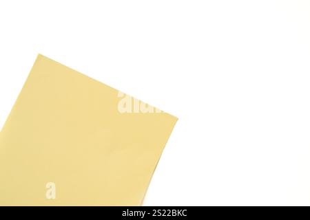 Vista dall'alto della nota adesiva gialla su sfondo bianco Foto Stock