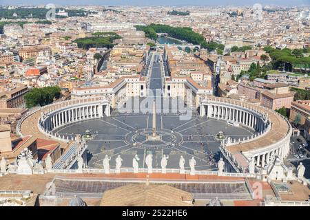 La vista di Piazza San Pietro e a Roma al di là dalla cupola della Basilica di San Pietro e la Città del Vaticano. Foto Stock