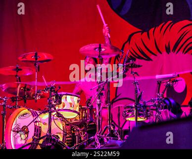 Travis Barker dei Blink 182 dietro la batteria sul palco Foto Stock