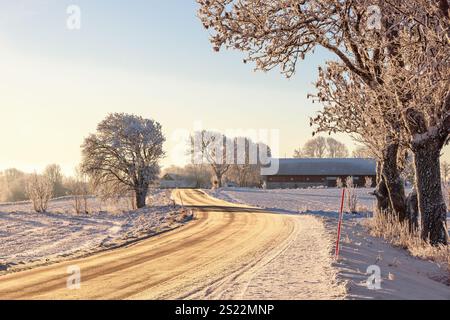 Curva su una strada di campagna scivolosa una fredda giornata invernale in campagna Foto Stock