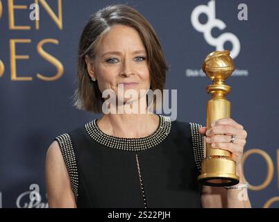Los Angeles, Stati Uniti. 5 gennaio 2025. Jodie Foster, vincitrice del premio Best Performance by a Female Actor in a Limited Series, Anthology Series or a Motion Picture Made for Television Award for 'True Detective: Night Country', al 82° Annual Golden Globe Awards - Press Room tenutosi al Beverly Hilton di Beverly Hills, CALIFORNIA, domenica, 5 gennaio 2025. (Foto di Sthanlee B. Mirador/Sipa USA) credito: SIPA USA/Alamy Live News Foto Stock