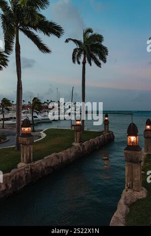 Alla luce del primo mattino, un corso d'acqua che sfocia nella Renaissance Marina o nel porto a est di Oranjestad, Aruba Foto Stock