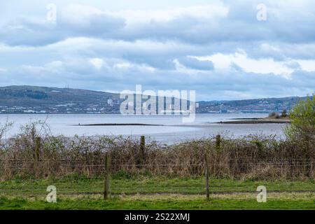 Guardando oltre il fiume Clyde fino a Port Glasgow Foto Stock