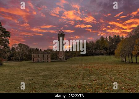 Le vecchie rovine del castello di Eglinton all'inizio dell'inverno al tramonto Foto Stock