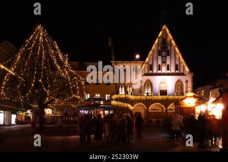 Weihnachtsmarkt, Christkindlesmarkt, Weihnachten, Amberg, Bayern. Oberpfalz Ein Spaziergang durch das mittelalterliche Zentrum von Amberg mit Rathaus Foto Stock