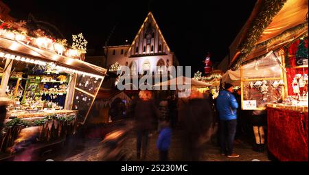 Weihnachtsmarkt, Christkindlesmarkt, Weihnachten, Amberg, Bayern. Oberpfalz Ein Spaziergang durch das mittelalterliche Zentrum von Amberg mit Rathaus Foto Stock