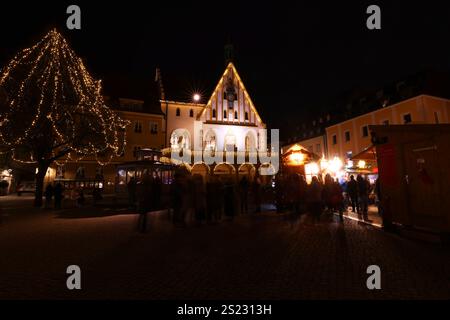 Weihnachtsmarkt, Christkindlesmarkt, Weihnachten, Amberg, Bayern. Oberpfalz Ein Spaziergang durch das mittelalterliche Zentrum von Amberg mit Rathaus Foto Stock