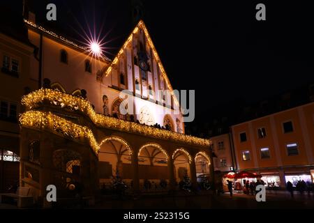 Weihnachtsmarkt, Christkindlesmarkt, Weihnachten, Amberg, Bayern. Oberpfalz Ein Spaziergang durch das mittelalterliche Zentrum von Amberg mit Rathaus Foto Stock