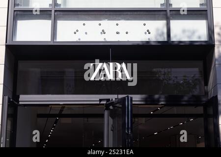 AALST, BELGIO, 4 OTTOBRE 2024: Vista esterna di un negozio di abbigliamento e logo Zara. Il marchio è una catena di negozi di fast fashion di proprietà spagnola. Copia spazio abo Foto Stock