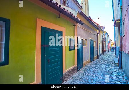 Passeggia lungo lo stretto Vicolo d'Oro, fiancheggiato da case medievali, Hradcany, Praga, Cechia Foto Stock