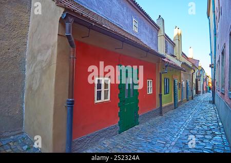 La fila di case storiche colorate sul famoso Vicolo d'Oro, Hradcany, Praga, Cechia Foto Stock