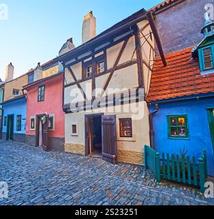 La fila di case medievali colorate sul Vicolo d'Oro con piccoli negozi di souvenir, caffetterie e musei, Hradcany, Praga, Cechia Foto Stock