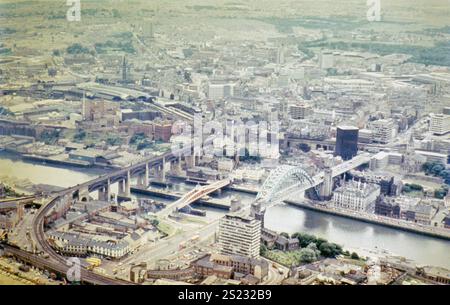 Serie di fotografie aeree oblique di siti legati al Vallo di Adriano, intorno al 1970 - tre ponti che attraversano il fiume Tyne, il centro di Newcastle, Northumberland, Inghilterra, Regno Unito da sud-est Foto Stock