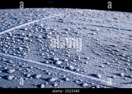 Ghiaccio denso e gelo su un'auto nelle prime ore del mattino d'inverno Foto Stock