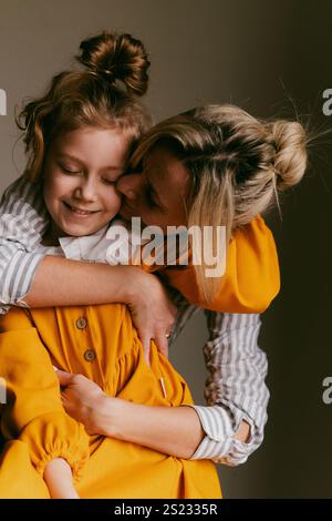 Felice madre e figlia avvolgente Foto Stock