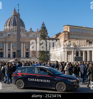 Le forze dell'ordine pattugliano Piazza San Pietro durante il Giubileo del 2025, garantendo la sicurezza per le folle di pellegrini, visitatori ed eventi che si svolgono. Roma, Italia Foto Stock
