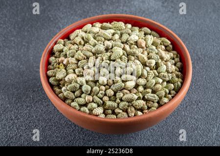 Un'abbondante quantità di semi di timo essiccati naturali su sfondo grigio Foto Stock