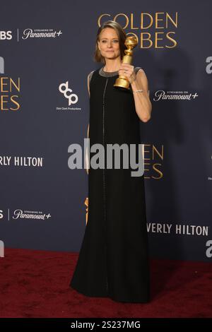 Beverly Hills, Stati Uniti. 5 gennaio 2025. Jodie Foster, vincitrice del premio Best Performance by a Female Actor in a Limited Series, Anthology Series or a Motion Picture Made for Television Award for 'True Detective: Night Country', posa nella sala stampa durante il 82° Golden Globe Awards annuale al Beverly Hilton il 5 gennaio 2025 a Beverly Hills, California. Foto: Crash/imageSPACE credito: Imagespace/Alamy Live News Foto Stock