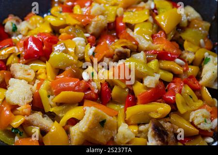 I peperoni sono cotti in una padella e aromatizzati con un condimento a base di pane raffermo e altri ingredienti di vostra scelta, come il pecorino, il prezzemolo e Foto Stock