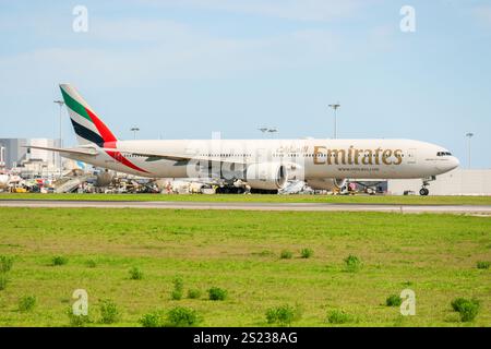 Emirates boeing 777 in rullaggio all'aeroporto internazionale humberto delgado di lisbona Foto Stock