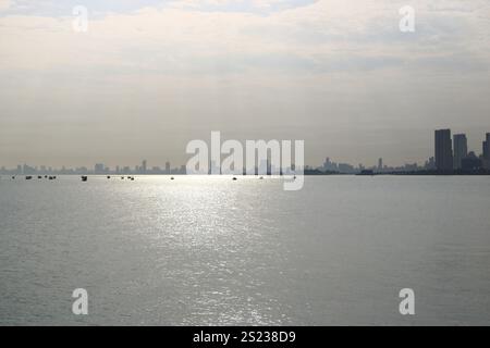 Costa e skyline del Kuwait. Il panorama di Kuwait City nel Golfo Persico, Medio Oriente Foto Stock