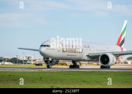 Emirates boeing 777 in rullaggio all'aeroporto internazionale humberto delgado di lisbona in portogallo Foto Stock