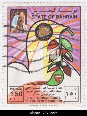 BAHRAIN - 1994 dicembre 19: 150 pellicole rosa lilla e francobollo multicolore raffiguranti il ritratto dell'emiro Sheikh Isa bin Salman bin Hamad al Khalifa e Peace dove, Olive Branch con bandiere GCC, emblema GCC e stemma del Bahrain. 15a sessione regolare del Consiglio supremo di cooperazione del Golfo (CCG) in Bahrein. Il Bahrein era un territorio protetto dai britannici fino a quando divenne uno stato indipendente il 15 agosto 1971. Il Regno del Bahrein è un'isola dell'Asia occidentale. Si trova sul Golfo Persico e comprende un piccolo arcipelago, incentrato sull'isola del Bahrain Foto Stock