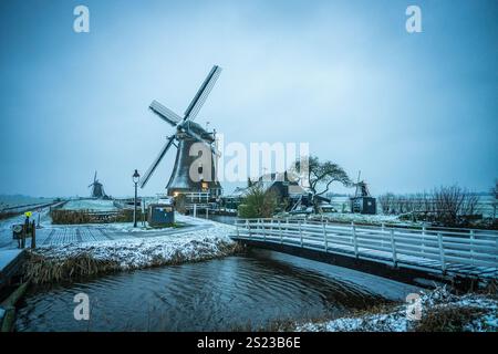 Mill quadrangolare ad Aarlanderveen nella neve, è la prima nevicata del 2025. ANP/Hollandse Hoogte/Josh Walet netherlands Out - belgium Out Foto Stock