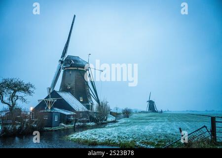 Mill quadrangolare ad Aarlanderveen nella neve, è la prima nevicata del 2025. ANP/Hollandse Hoogte/Josh Walet netherlands Out - belgium Out Foto Stock