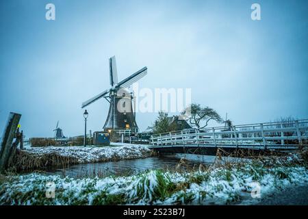 Mill quadrangolare ad Aarlanderveen nella neve, è la prima nevicata del 2025. ANP/Hollandse Hoogte/Josh Walet netherlands Out - belgium Out Foto Stock