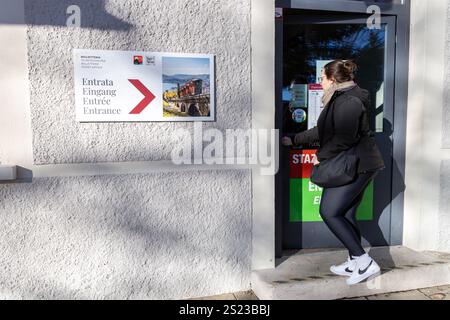 Lugano, Svizzera - 23 dicembre 2024: Un passeggero entra nella stazione della funicolare di Monte Bre Foto Stock