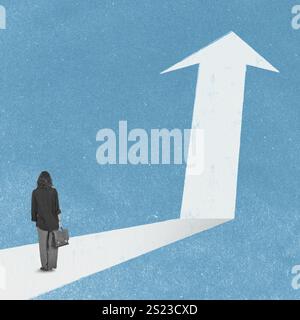 Concetto di business. La silhouette da donna in bianco e nero con la valigetta in piedi su una freccia bianca su sfondo blu con spazio per le copie rappresenta una crescita nella cura Foto Stock