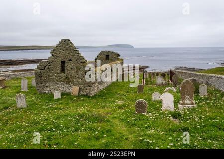 Le rovine della chiesa di Santa Maria e del cimitero sulla costa occidentale di Rousay, nelle Orcadi. Foto Stock