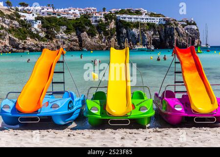 Le barche a pedali sono in fila in attesa di essere noleggiate. Il sole delle vacanze Glorius rende una vacanza di successo e felice! Foto Stock