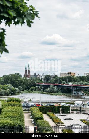Vista panoramica di Varsavia con un ponte che attraversa il fiume Vistola, l'architettura moderna e la cattedrale di San Floriano sullo sfondo, Varsavia, Polonia Foto Stock