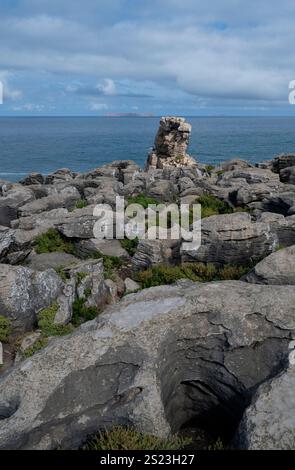 Formazioni calcaree (Carso) Peniche, Portogallo. Berlengas N.R. in background. Foto Stock