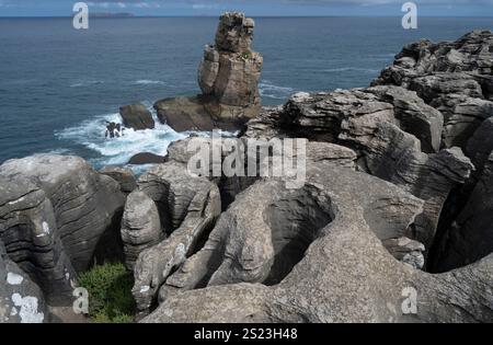 Formazioni calcaree (Carso) Peniche, Portogallo. Berlengas N.R. in background. Foto Stock
