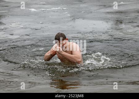 Non esclusivo: KIEV, UCRAINA - 6 GENNAIO 2025 - Un uomo si tuffa nell'Hidropark sull'Epifania, Kiev, capitale dell'Ucraina. Foto Stock