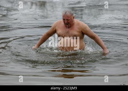 Non esclusivo: KIEV, UCRAINA - 6 GENNAIO 2025 - Un uomo si tuffa nell'Hidropark sull'Epifania, Kiev, capitale dell'Ucraina. Foto Stock