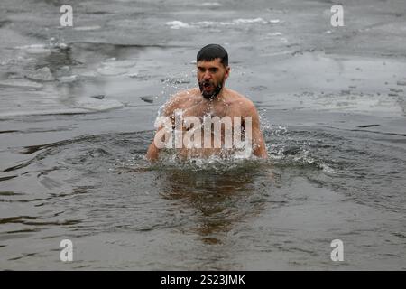 Non esclusivo: KIEV, UCRAINA - 6 GENNAIO 2025 - Un uomo si tuffa nell'Hidropark sull'Epifania, Kiev, capitale dell'Ucraina. Foto Stock