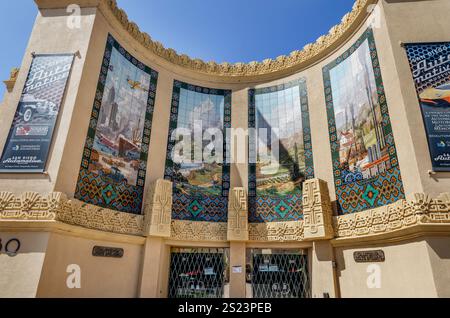 Mosaico sopra l'ingresso al San Diego Automotive Museum Balboa Park, US National Historic Place, San Diego, California Foto Stock