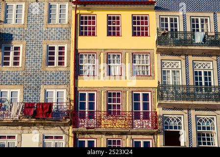 Porto, Portogallo, 25 dicembre 2024: Balconi illuminati dal sole e pareti piastrellate: Il cuore della Ribeira di Porto Foto Stock