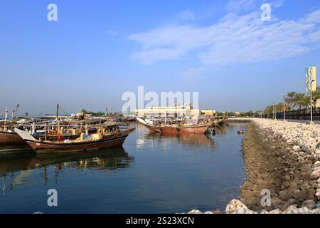 Kuwait City, Kuwait in Medio Oriente - 9 novembre 2024: Pescherecci al porto Foto Stock