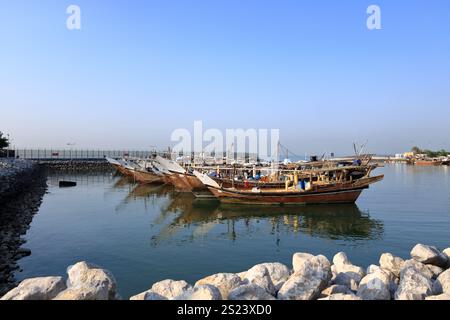 Kuwait City, Kuwait in Medio Oriente - 9 novembre 2024: Pescherecci al porto Foto Stock