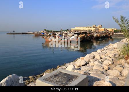 Kuwait City, Kuwait in Medio Oriente - 9 novembre 2024: Pescherecci al porto Foto Stock