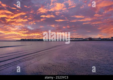 Troon dalla baia che guarda sulla sabbia verso le proprietà residenziali in Tyhe lontane e al tramonto. Foto Stock